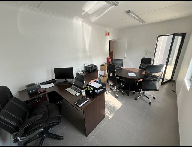 132M² WAREHOUSE TO LET IN RIVERGATE